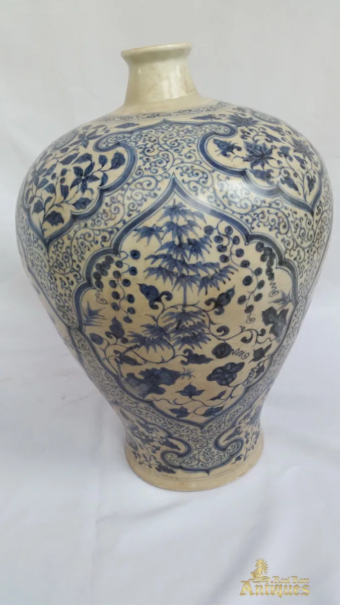 Antique Chinese Blue and White Porcelain Ming Vase With Cover, view 3