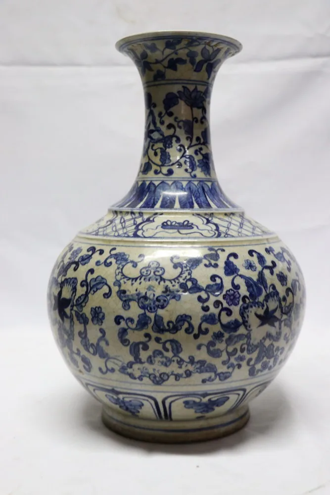 Antique Chinese Ming dynasty Blue and White Porcelain Vase