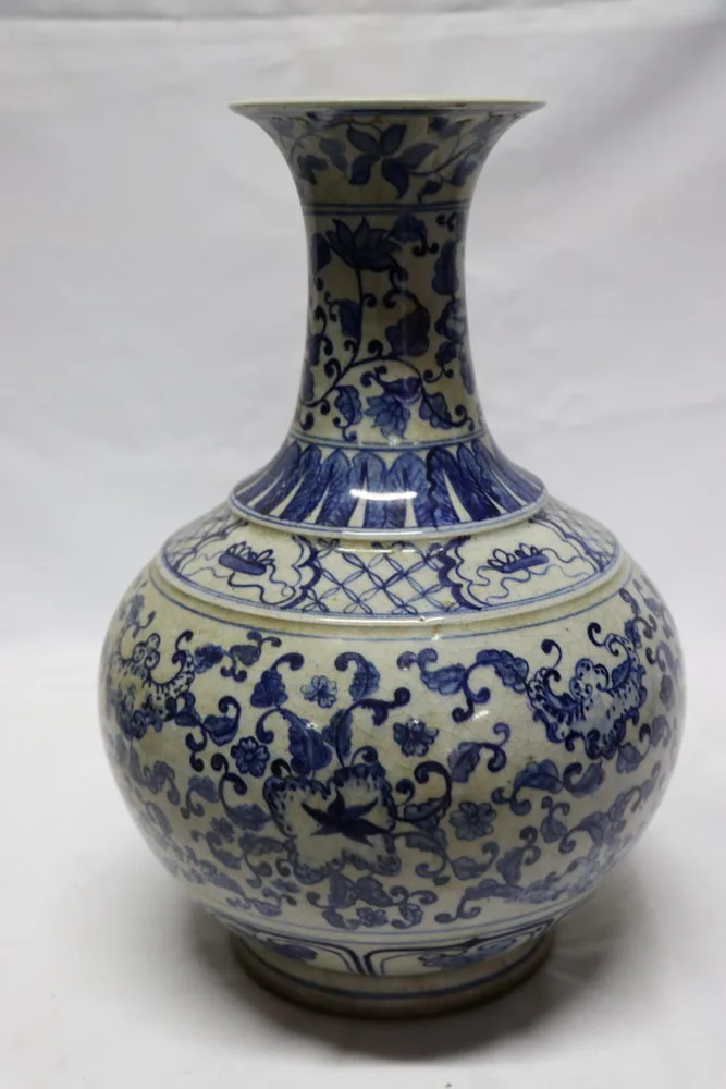 Antique Chinese Ming dynasty Blue and White Porcelain Vase, view 3